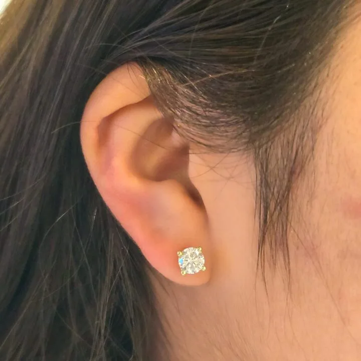 Arete topo swarovski cuatro puntos oro laminado 18k