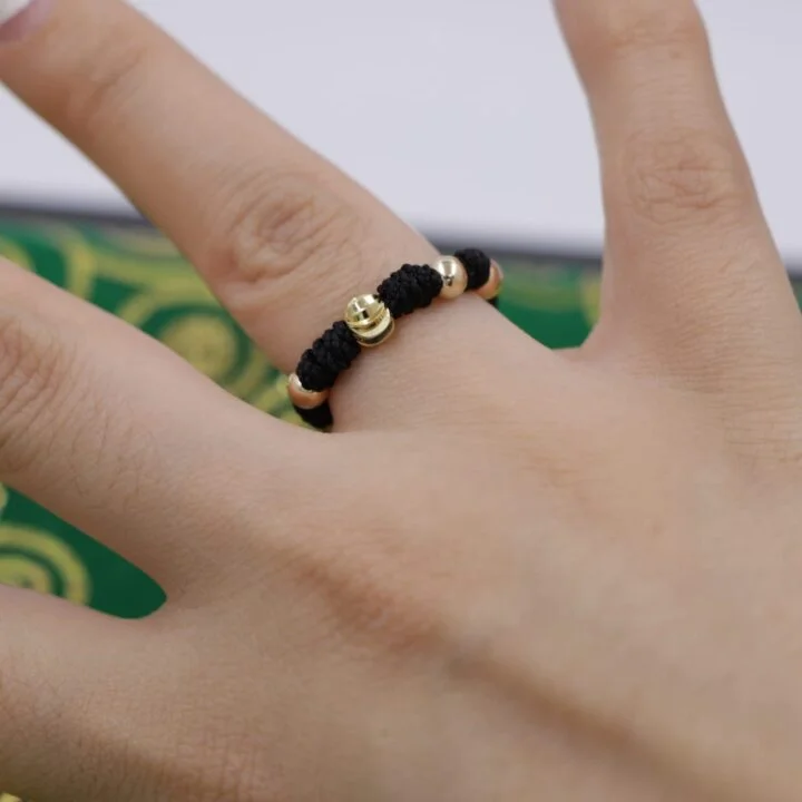 Anillo nudos negro balín oro laminado 18k