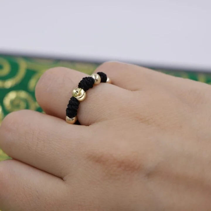 Anillo nudos negro balín oro laminado 18k