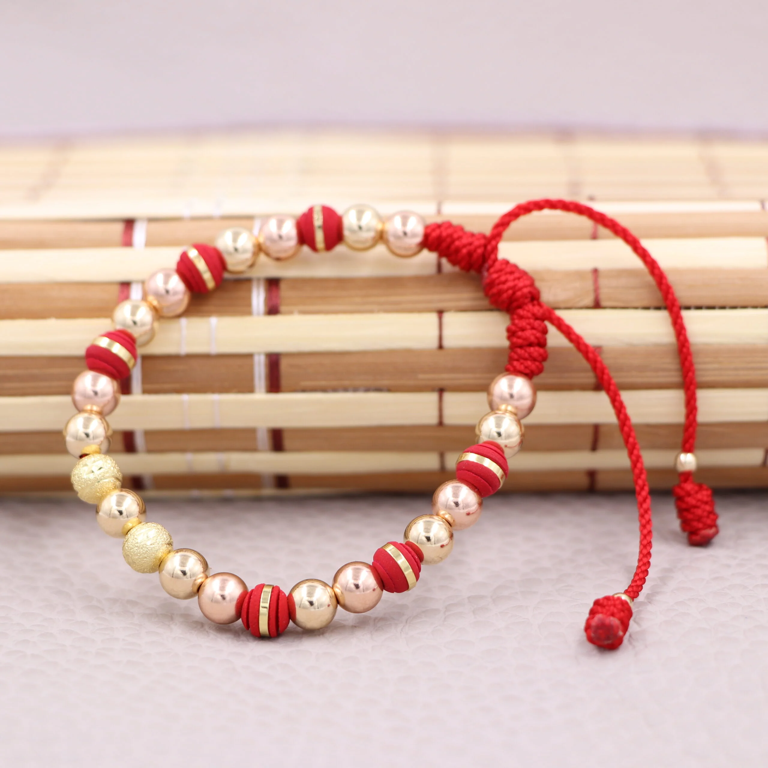 Brazalete rojo con balín oro laminado 18k