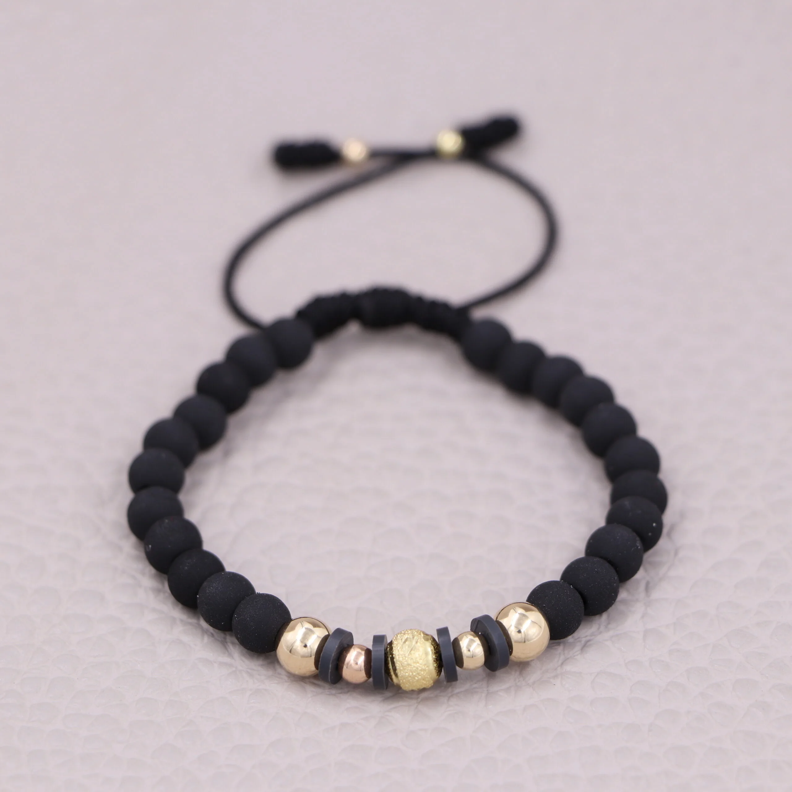 Brazalete negro balín oro laminado 18k