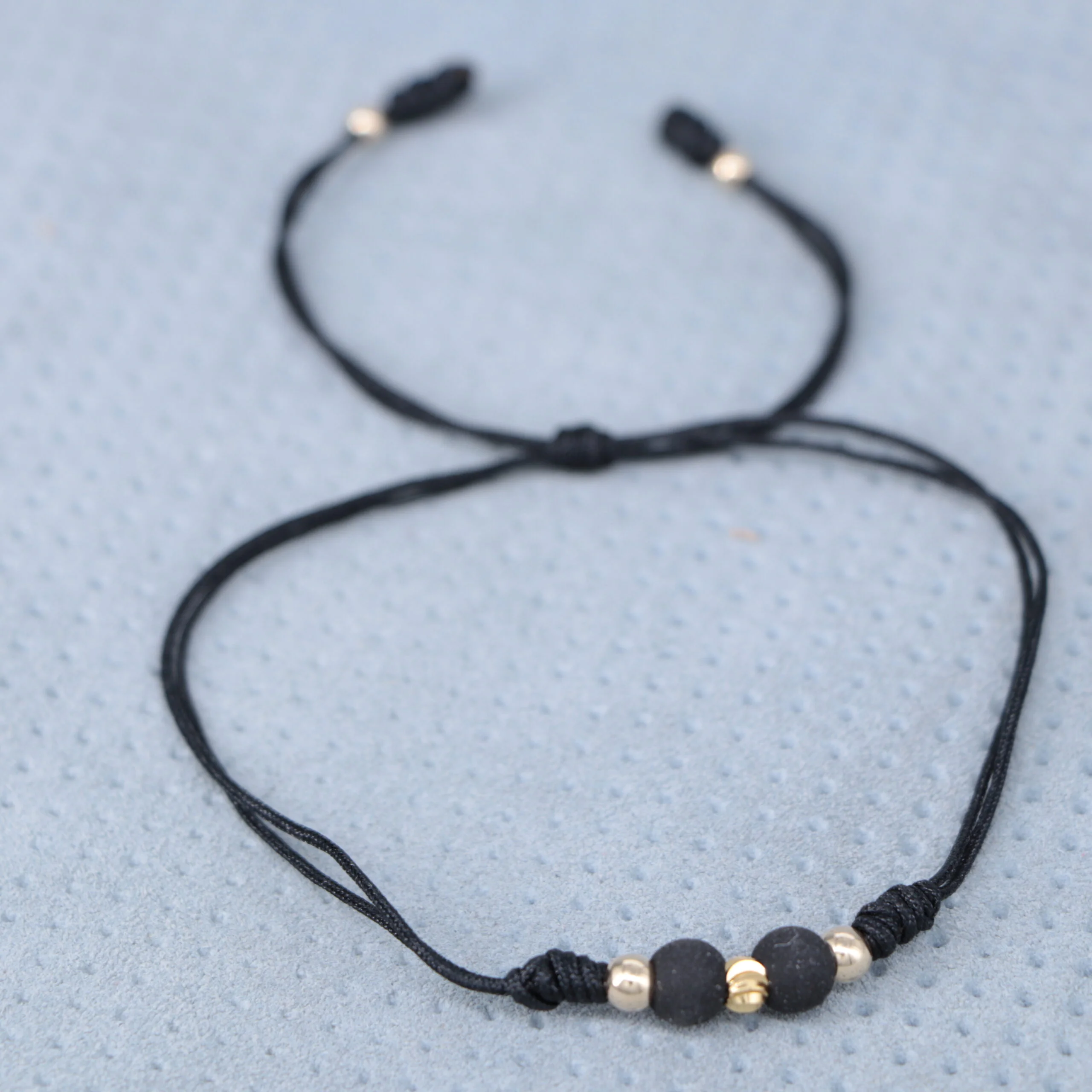 Brazalete negro balín oro laminado 18k
