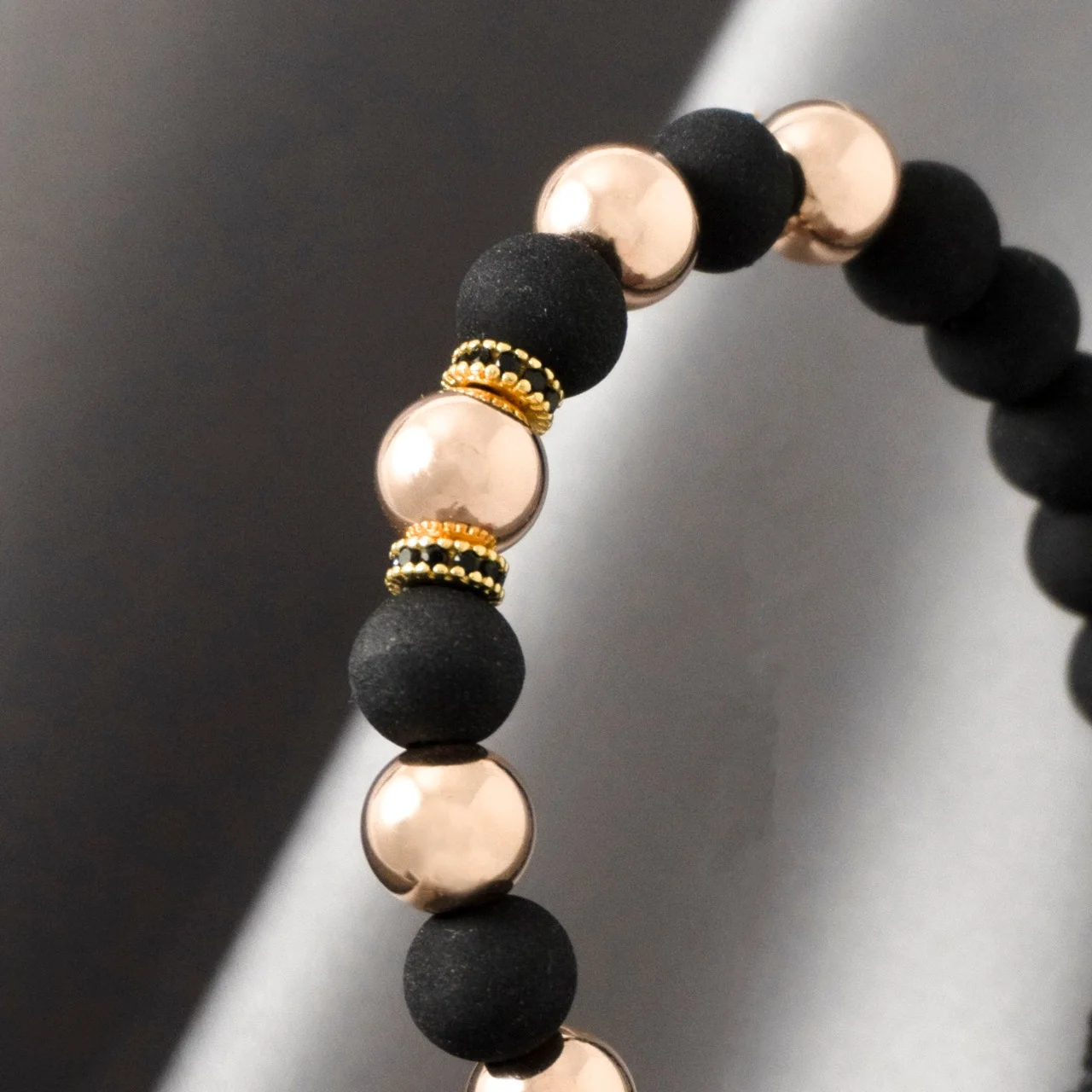 Brazalete negro balín oro laminado 18k