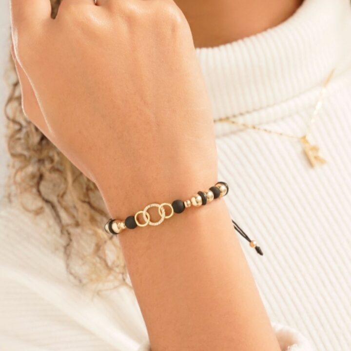 Brazalete negro herraje aros balín oro laminado 18k