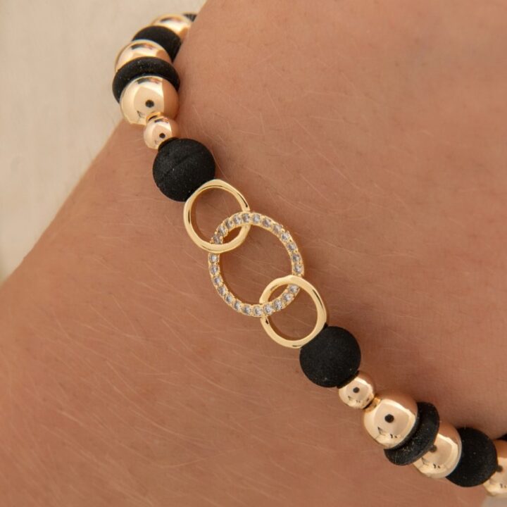Brazalete negro herraje aros balín oro laminado 18k