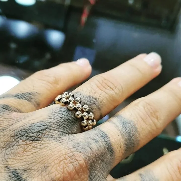 Anillo tejido zig zag doble balín oro laminado 18k