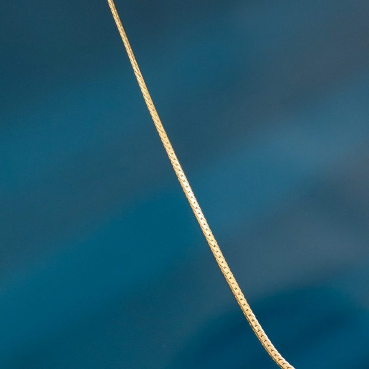 Cadena tejido piel de serpiente plana oro laminado 18k