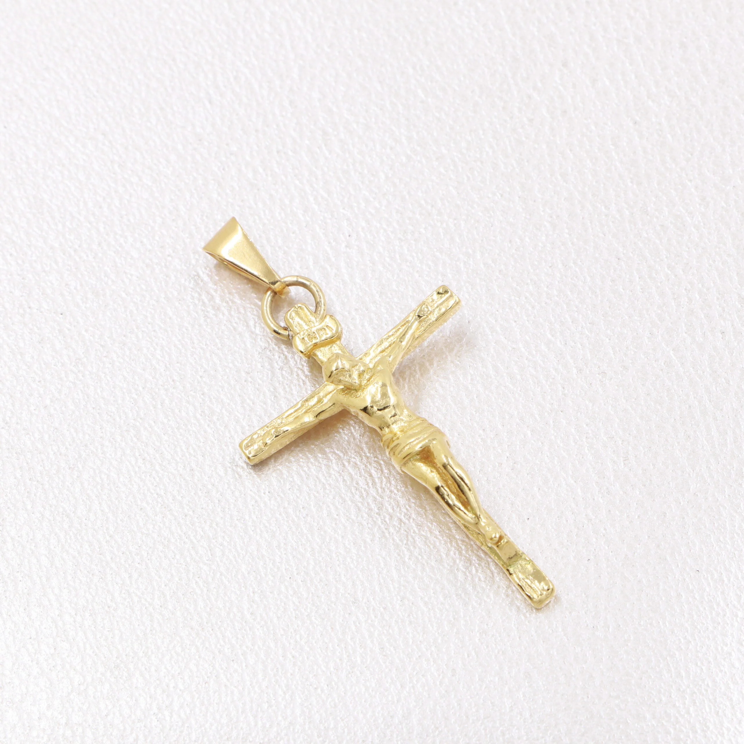 Colgante cristo madero mediano oro laminado 18k