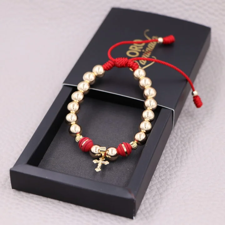 Brazalete rojo con cristo balín oro laminado 18k