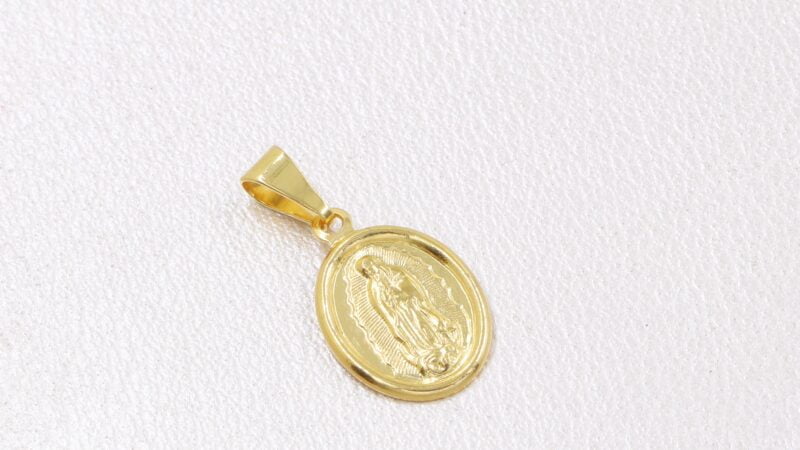 Colgante virgen de Guadalupe cóncava pequeña oro laminado 18k