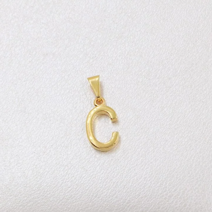 Colgante letra C oro laminado 18k
