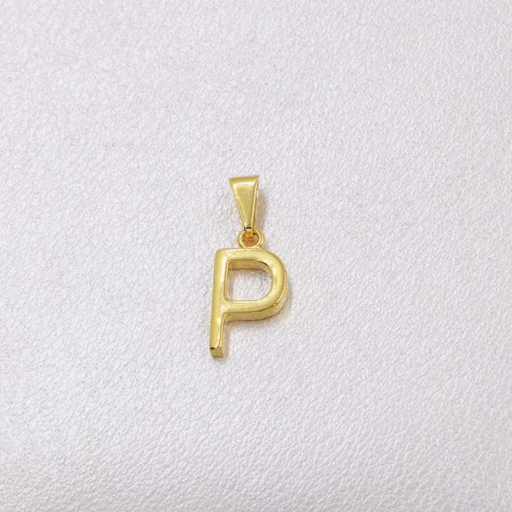 Colgante letra P oro laminado 18k