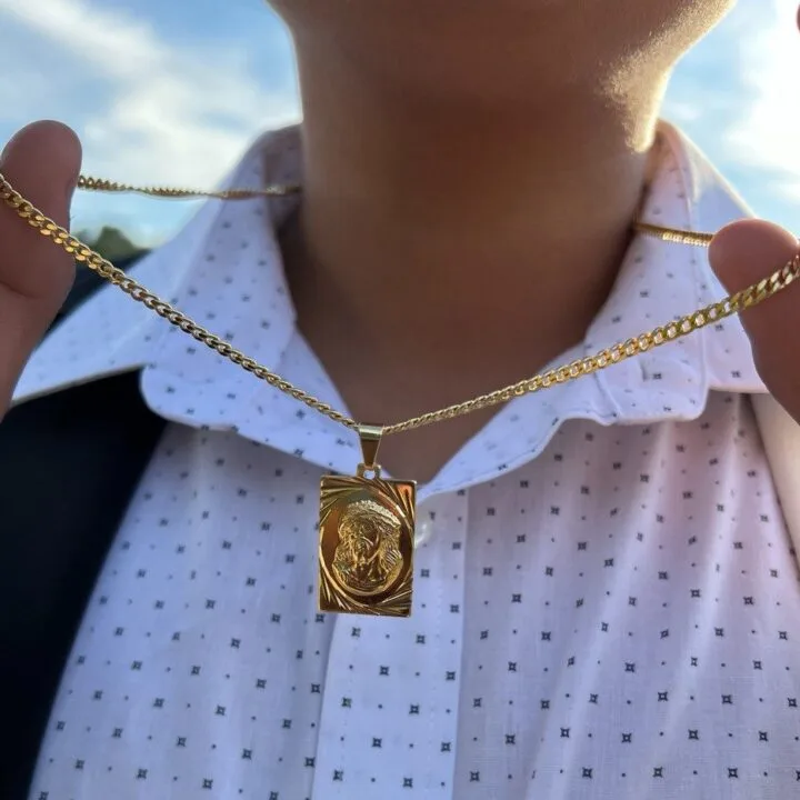 Colgante rostro placa diamantada oro laminado 18k