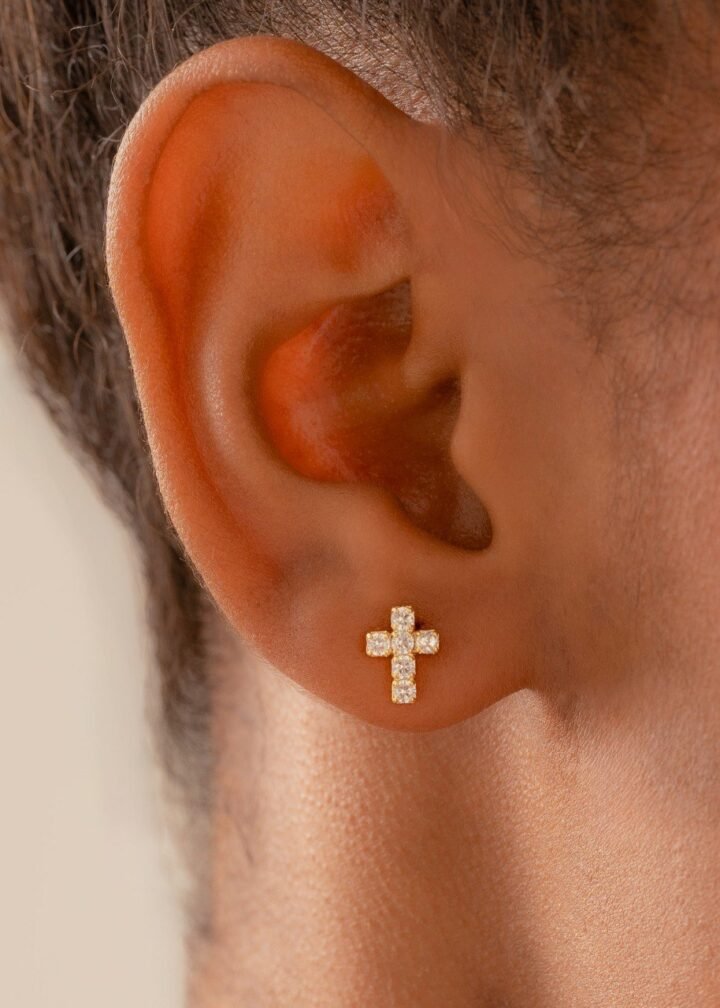 Arete cruz seis circonias oro laminado 18k