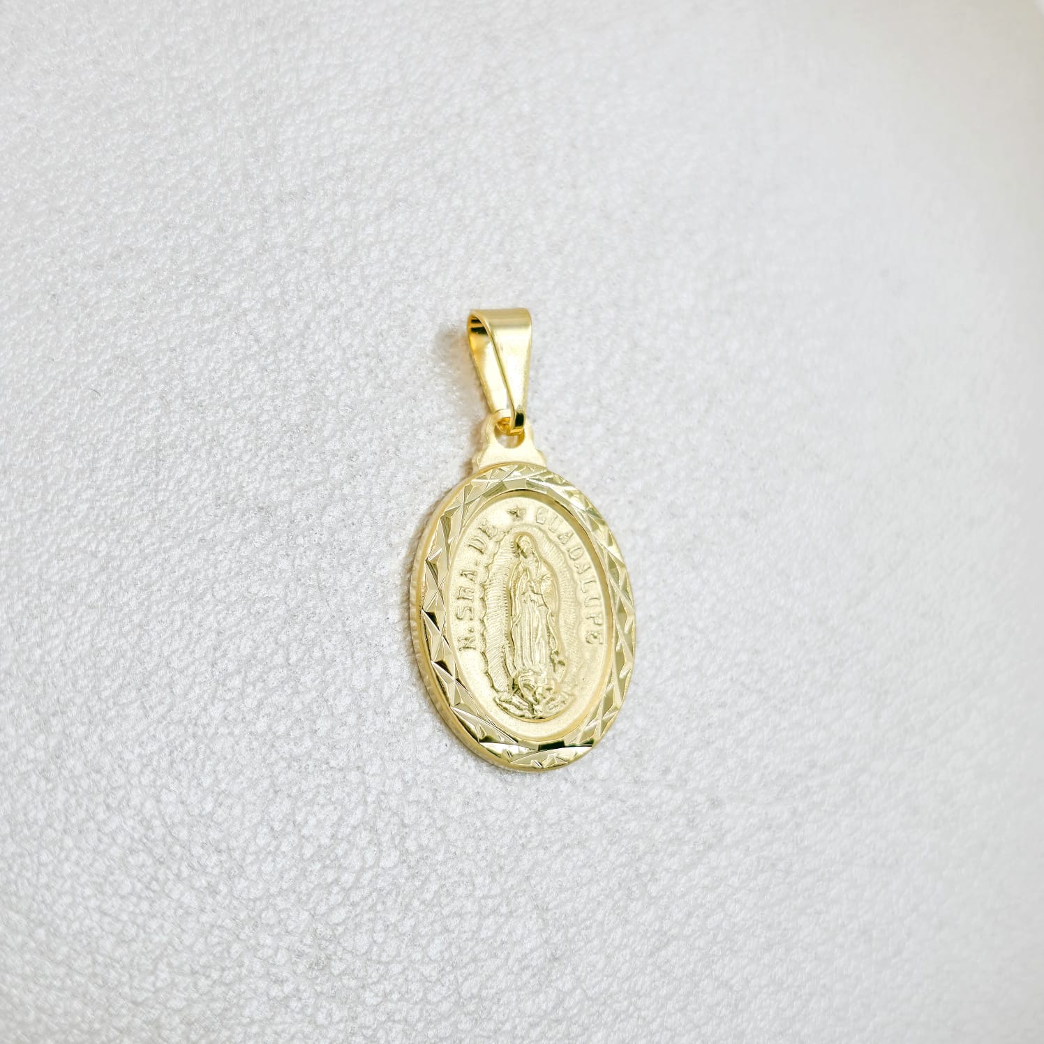 Colgante Guadalupe mediana diamantada oro laminado 18k