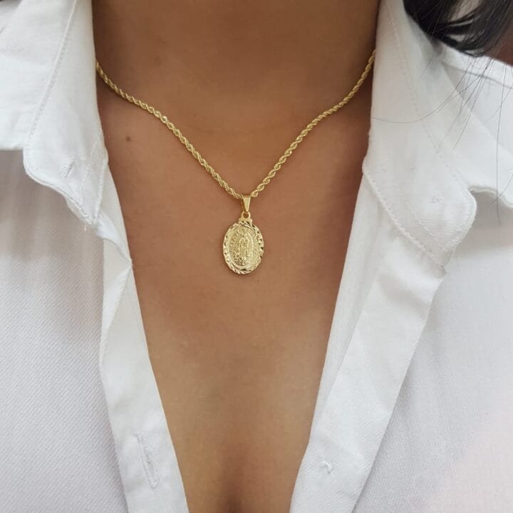 Colgante Guadalupe mediana diamantada oro laminado 18k