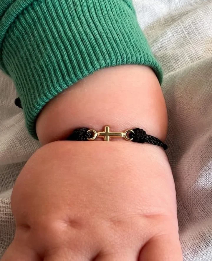 Brazalete con cruz oro laminado 18k