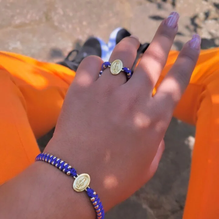 Conjunto Brazalete y anillo con herraje virgen macramé oro laminado 18k