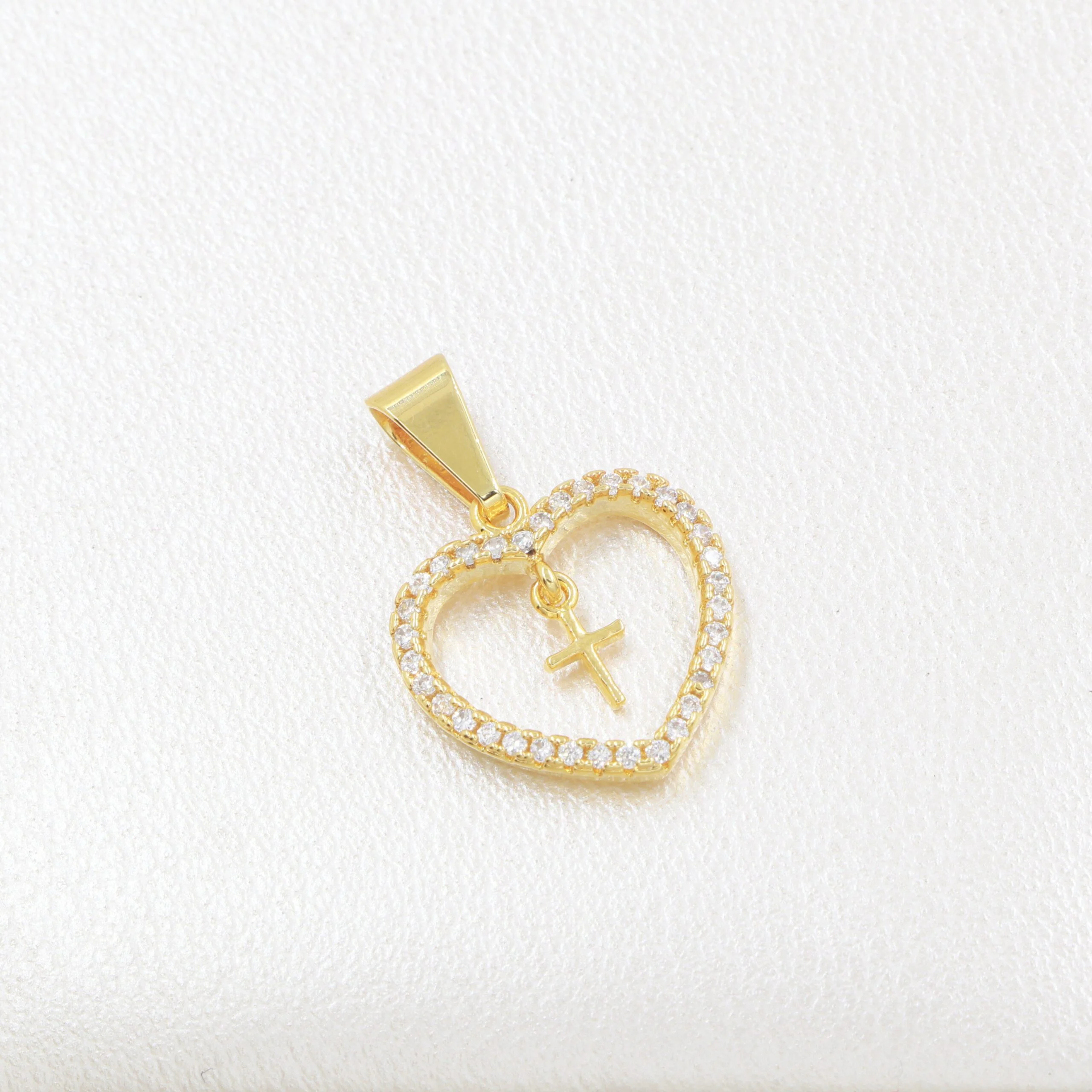 Colgante corazon cruz mini circonias oro laminado 18k
