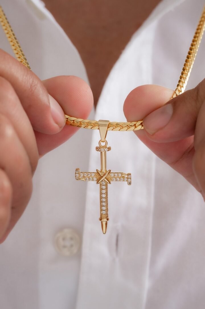 Colgante Cruz Clavos Circonias Cristal Oro laminado 18k