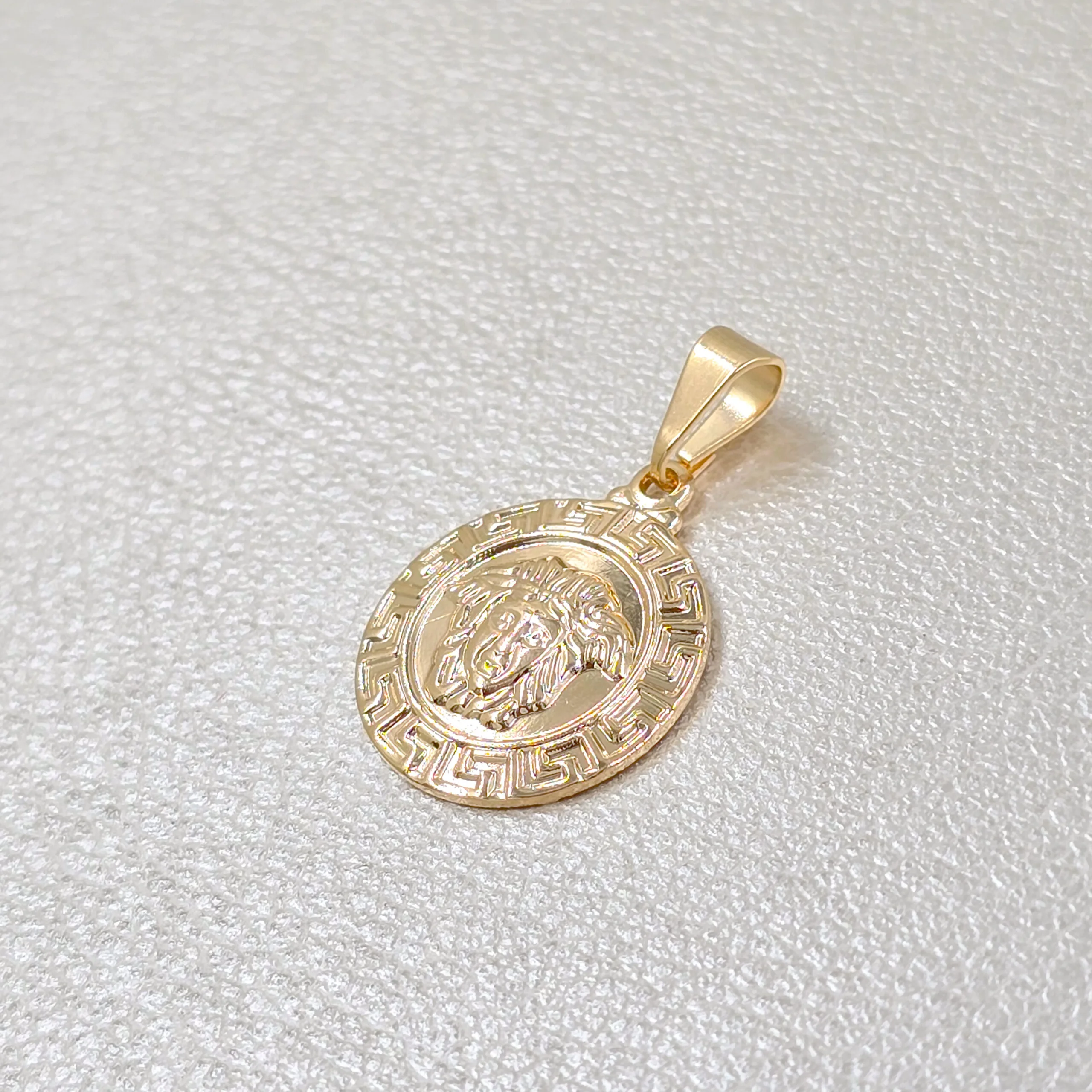 Colgante Medalla Medusa oro laminado 18k