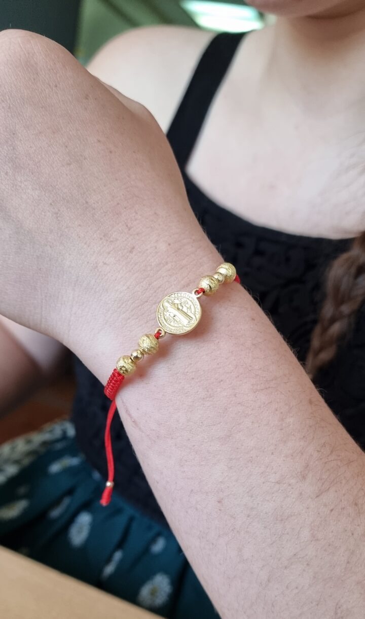 Brazalete de proteccion san benito oro laminado 18k