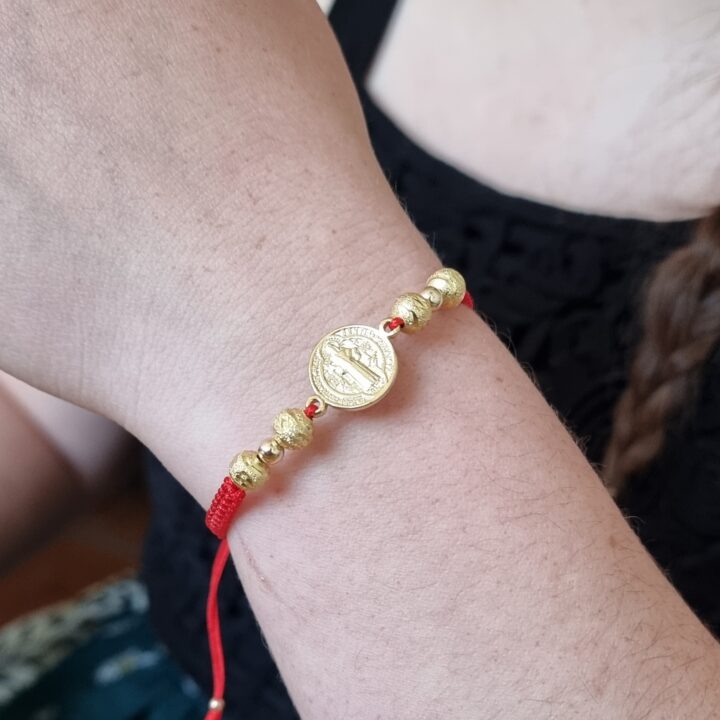 Brazalete de proteccion san benito oro laminado 18k