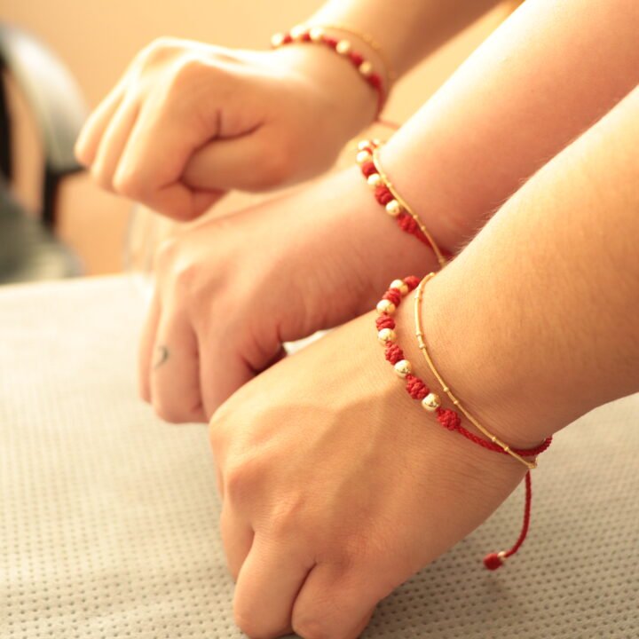 Brazalete clásico con nudos oro laminado 18k