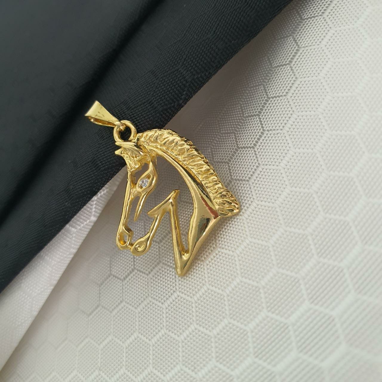 colgante caballo pequeño oro laminado 18k
