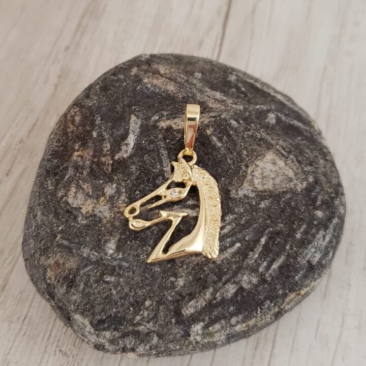 colgante caballo pequeño oro laminado 18k