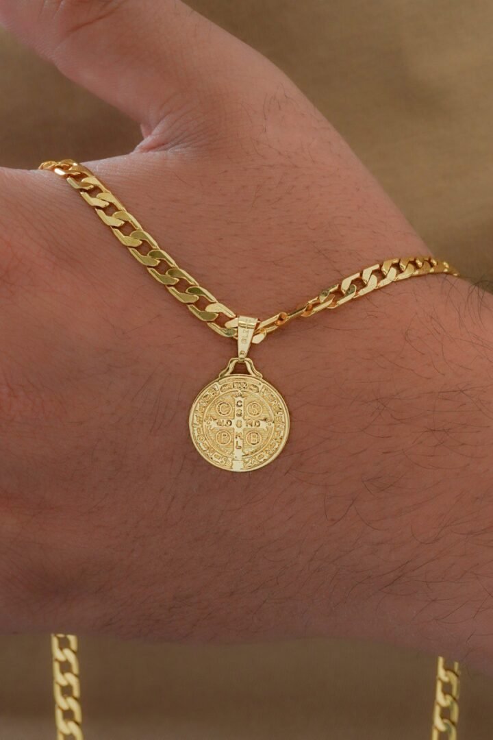 Medalla de San Benito Mediano Oro Laminado 18k