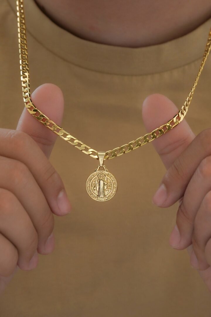 Medalla de San Benito Mediano Oro Laminado 18k