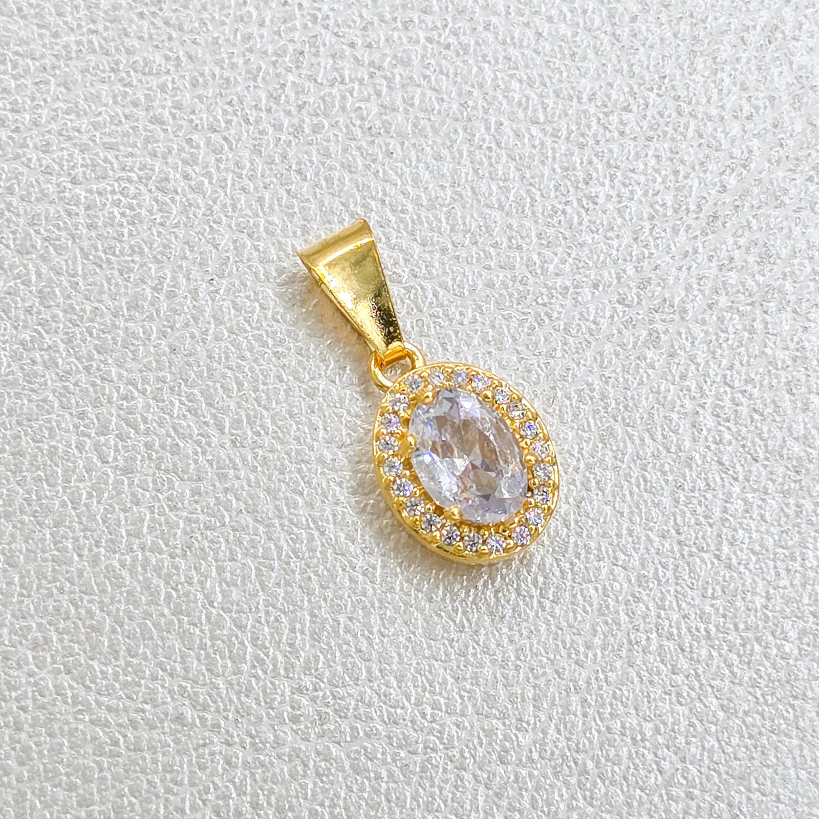 Dije Ovalado circonias Oro Laminado 18k