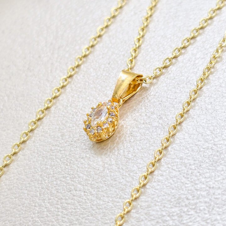 Colgante Ovalado Pequeño Circonias Oro Laminado 18K